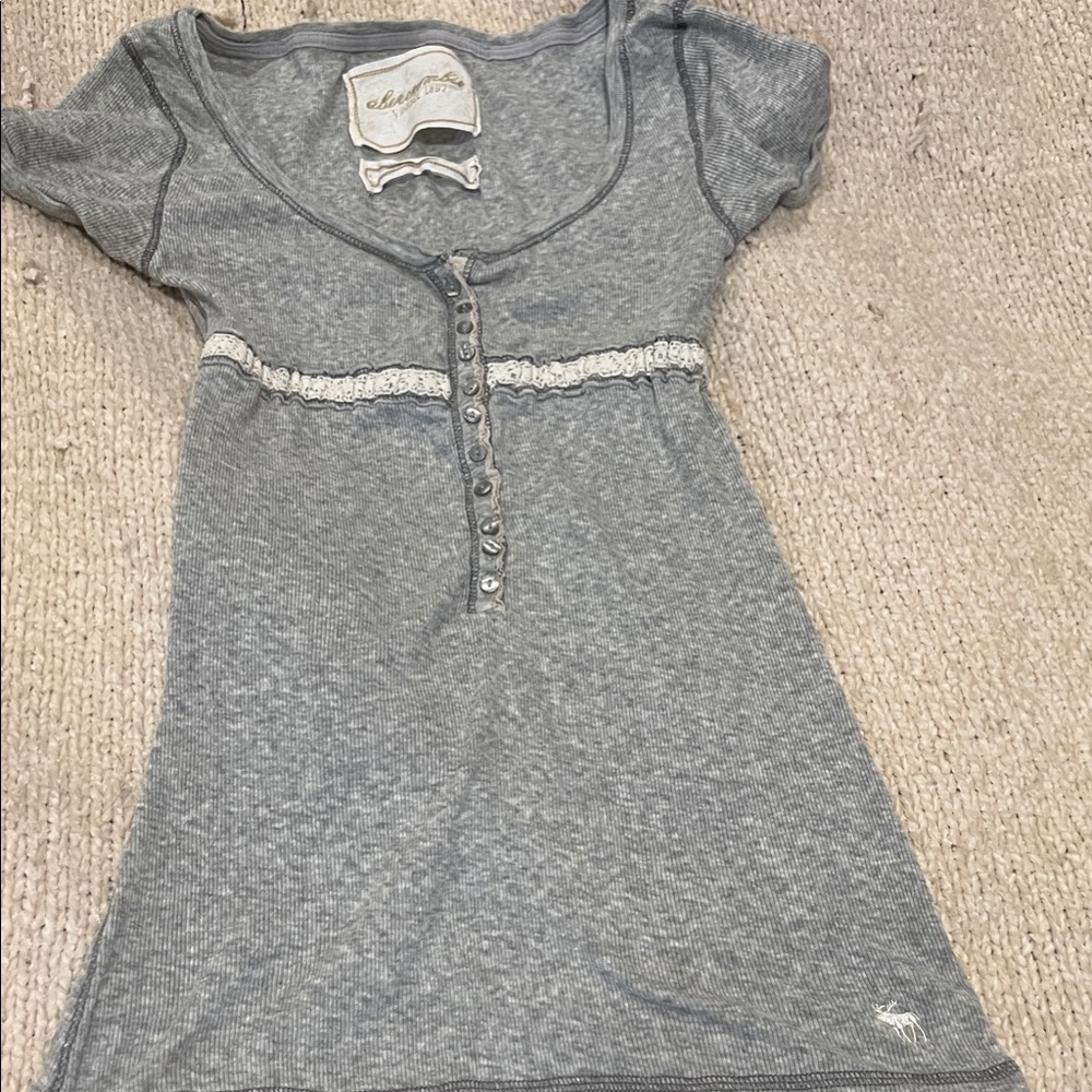 Abercrombie & Fitch Heather Gray Button-Up Tee